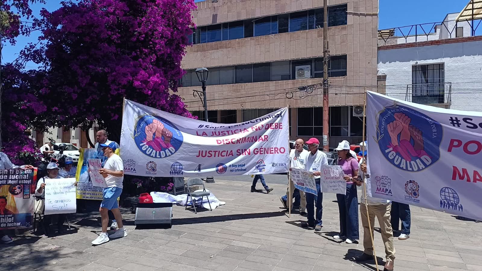 Entre pancartas y dolor: padres exigen poder ver a sus hijos en Vallejo.