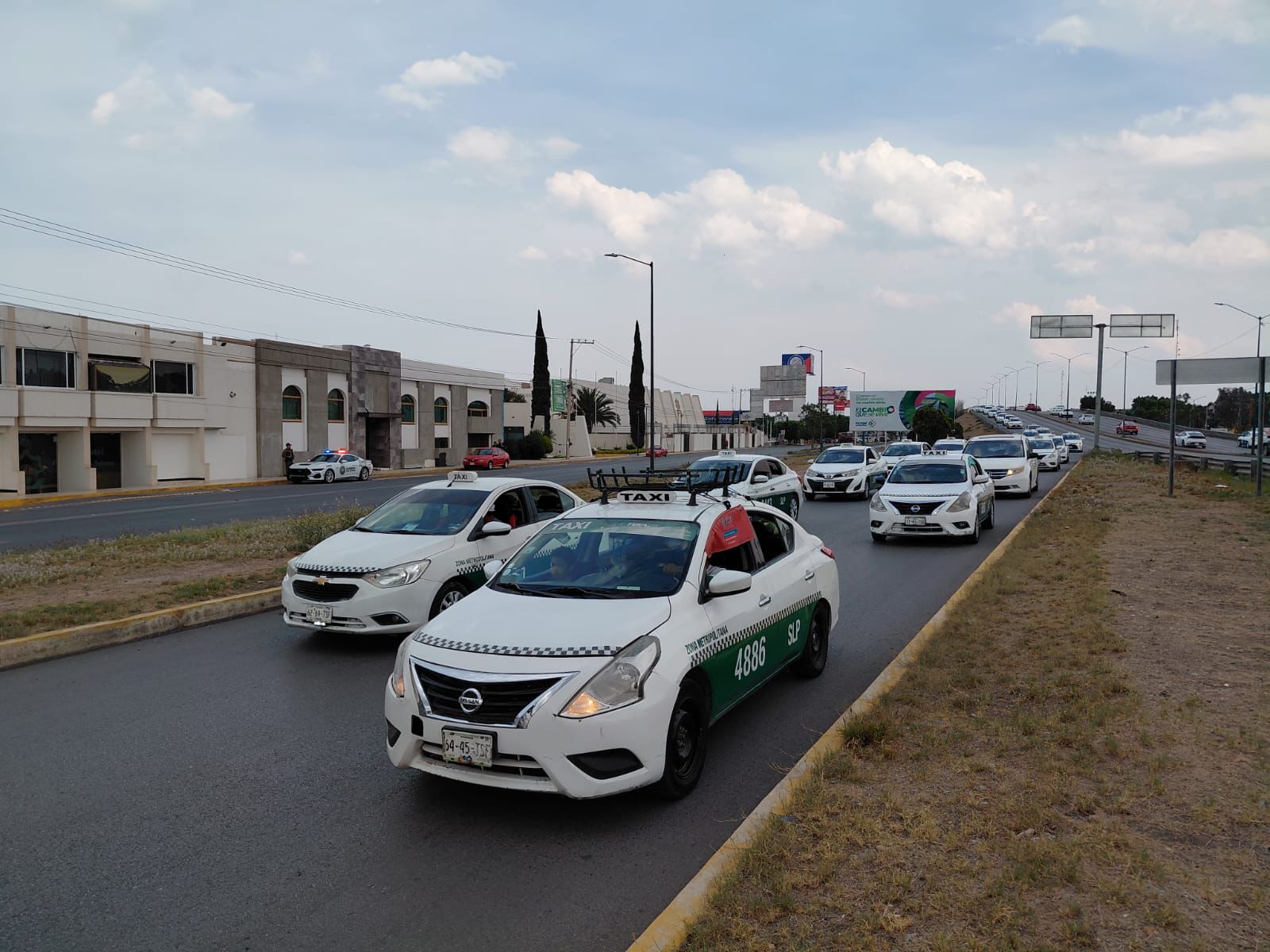 Tras protestas, Gobierno advierte que podría aplicar sanciones a taxistas.