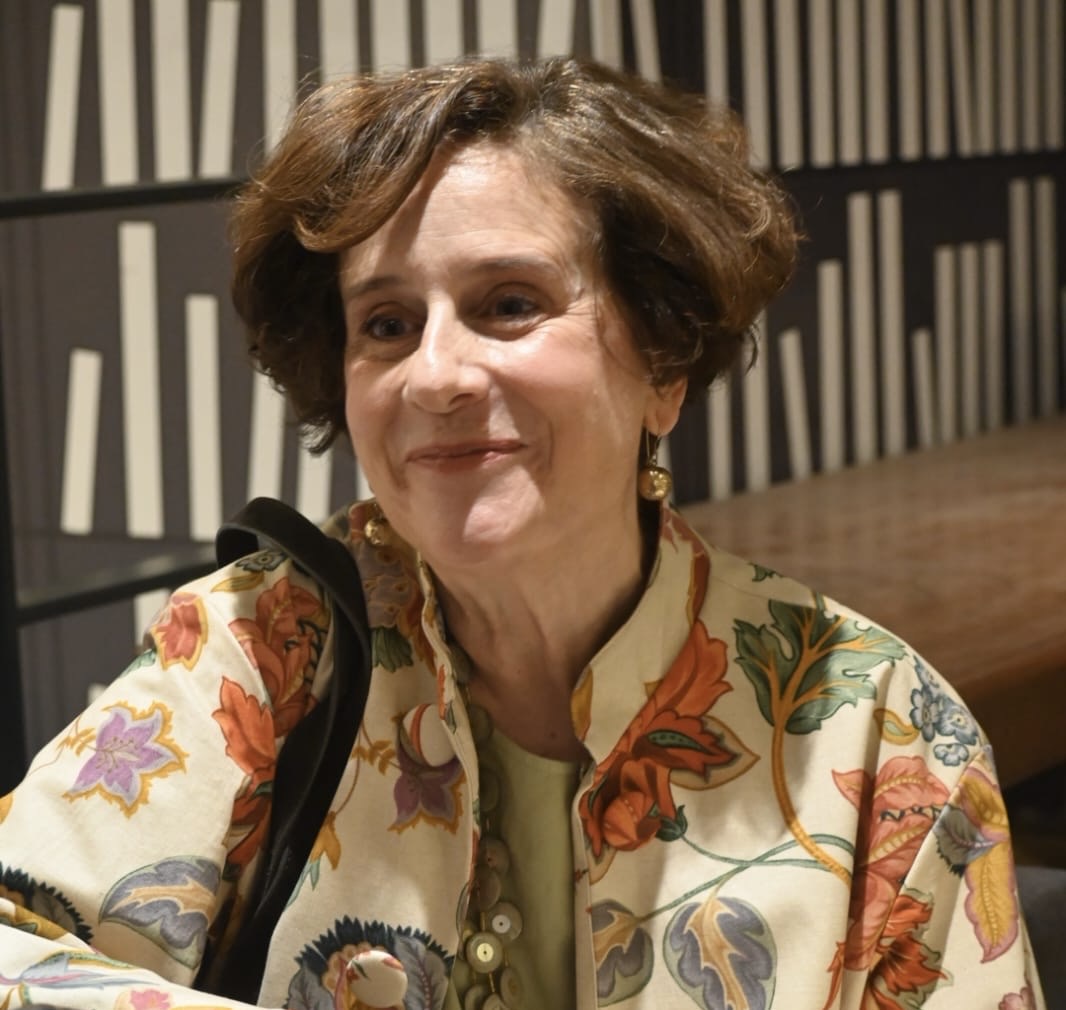 Denise Dresser advierte erosión democrática y creciente vínculo entre política y narcotráfico.