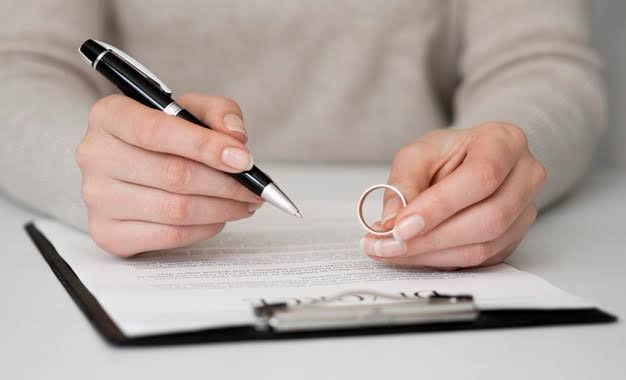 Divorcios incausados disparan pleitos por hijos y pensiones en SLP.