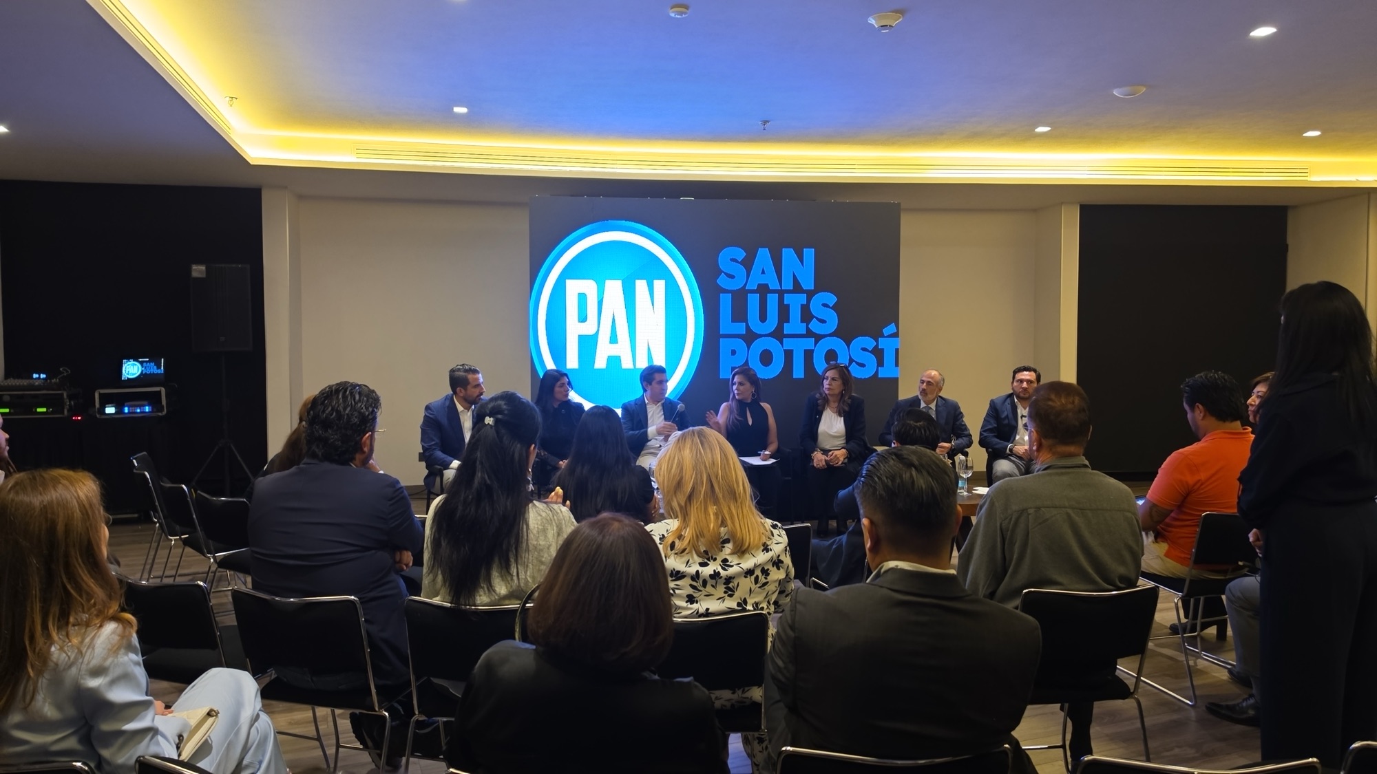 Foro empresarial toma tintes marcelistas al poniente de la capital