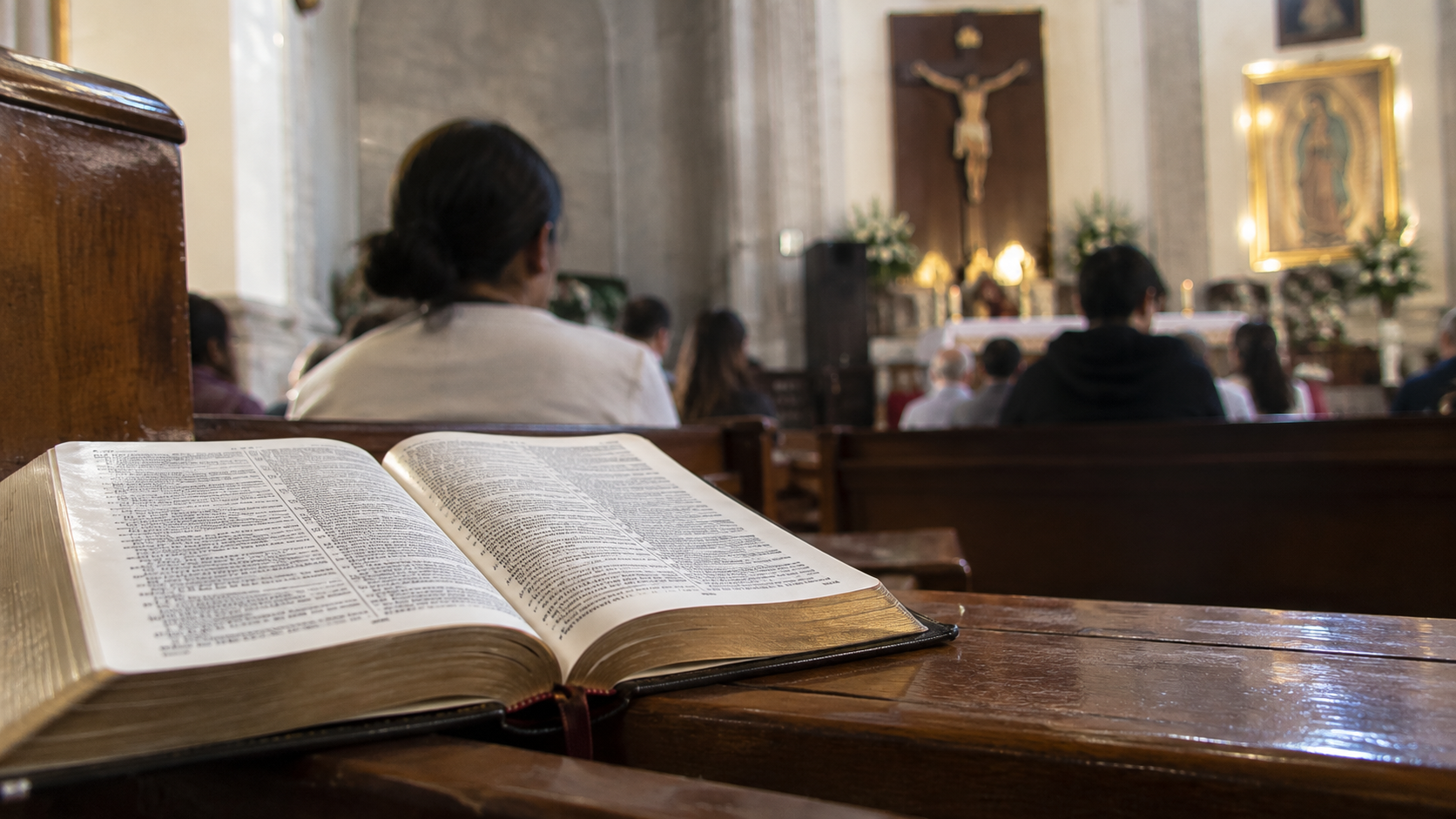 Arzobispo llama a redescubrir en la Biblia una guía para la vida.