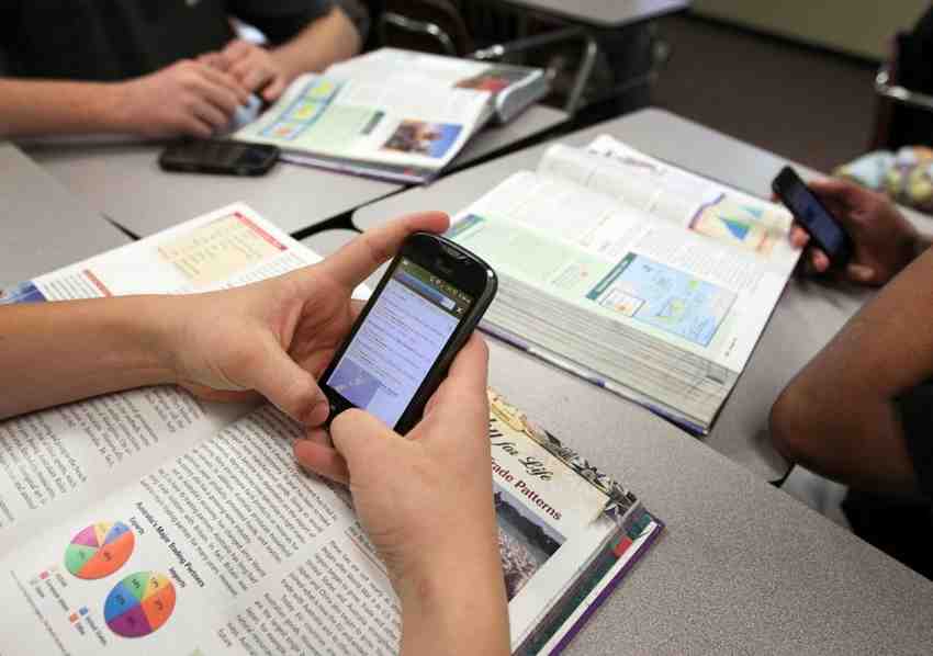 Proponen que celulares permanezcan guardados durante el horario escolar.
